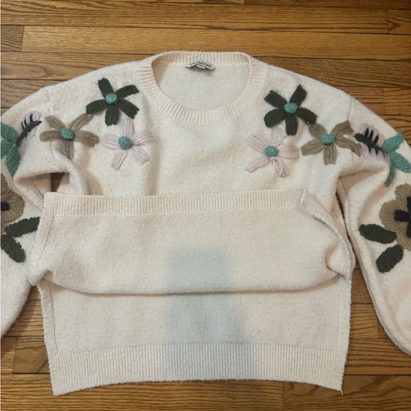 Davi & Dani Floral Embroidered Sweater - Picture 4 of 8